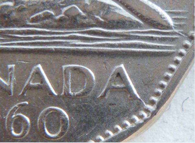 5 Cents 1960-Coin fendillé la queue du castor+après au dernier A de canadA-2.JPG