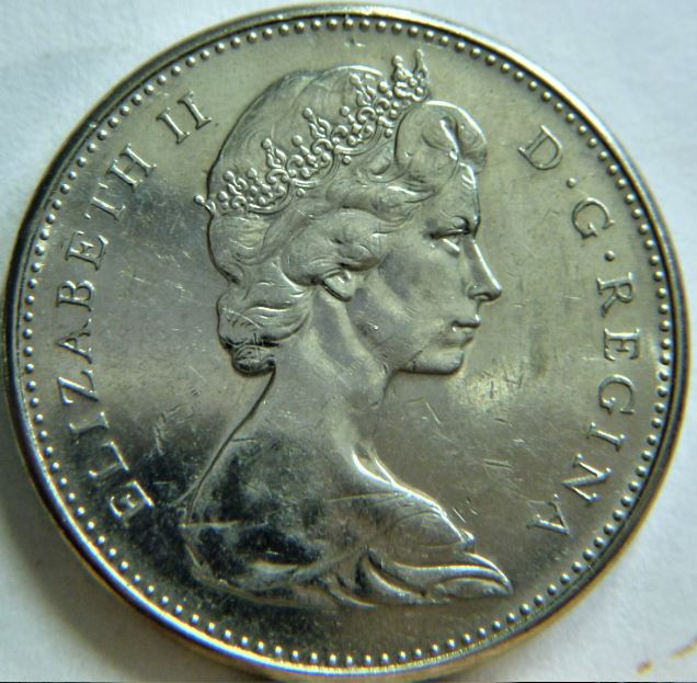 5 Cents 1965-Coin entrechoque au dessus de la tête du castor-2.JPG