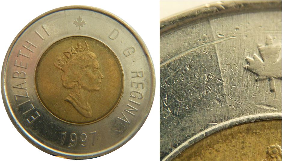 2 Dollars 1997-Coin fendillé près de la feuille-1.JPG