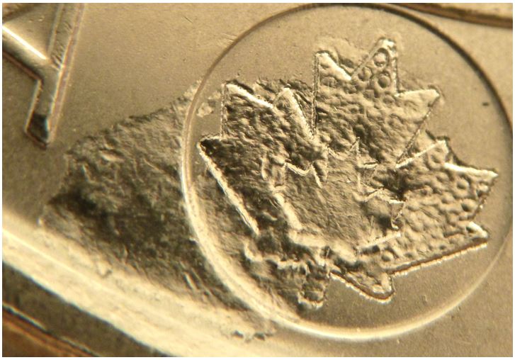 2 Dollars 2022-Frappe à travers sur feuille gauche-3.JPG