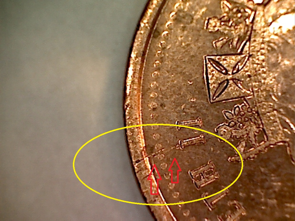 1999 Coin fendillé sur le 1er I B019045C.jpg