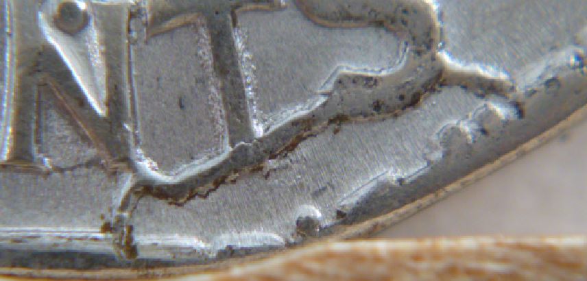 5 Cents 1945-Coin cassé et retenu sous Cents+Coin fendillé sur la feuille gauche-3.JPG