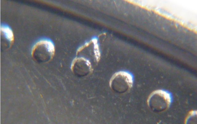 5 Cents 2010-Une tuque sur une perle revers-Éclat de coin-2.JPG
