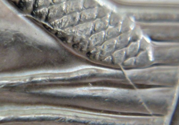 5 Cents 2012-Un fil sur la queue du castor-Coin fendillé-2.JPG