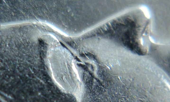 10 Cents 2005-Dommage du coin a travers l'oeil de l'effigie-2.JPG