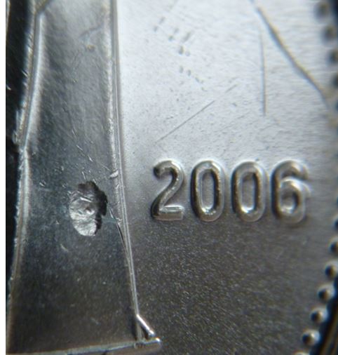 10 Cents 2006-Frappe a travers sur la voile près de la date.JPG