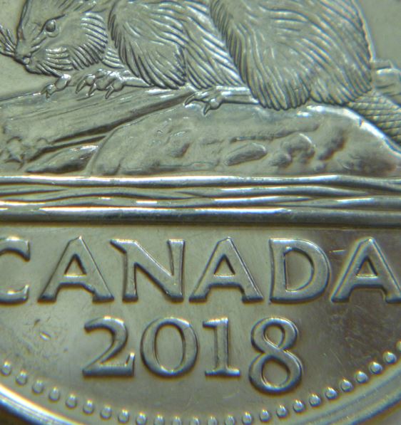 5 Cents 2018-Éclat coin sous premier A et dans le D-1.JPG