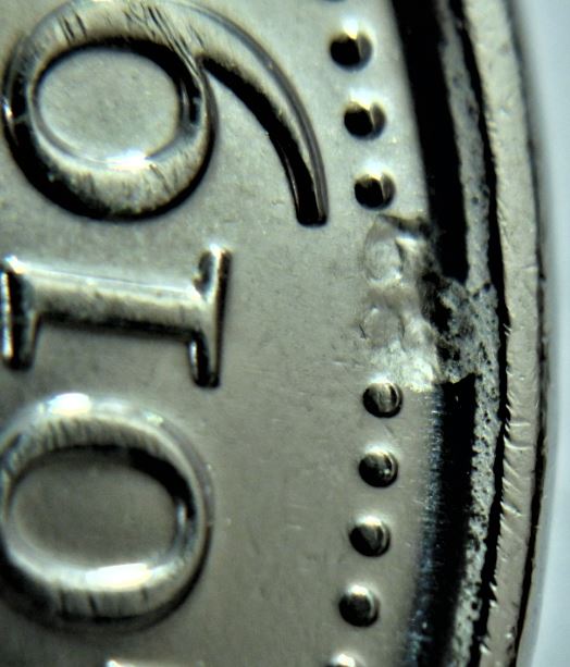 5 Cents 2019-Frappe a travers sur deux perles sous la date-2.JPG