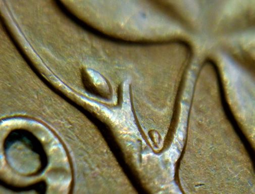 1 Cent 1939-Coin fendillé feuille  gauche et droite+dépôt métal sous les feuilles-3.JPG