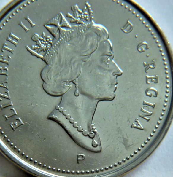 5 Cents 2001-Éclat coin original sur N de regiNa,2.JPG
