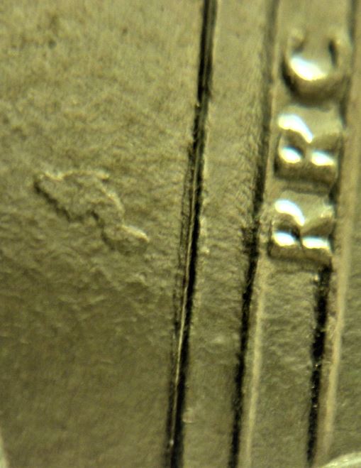 1 Dollar 2022-Coin fendillé-éclat coin sur R G de ReGina-Dépôt métal revers-6.JPG