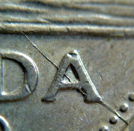 5 Cents 2000-Coin fendille à travers A de canadA-2.JPG